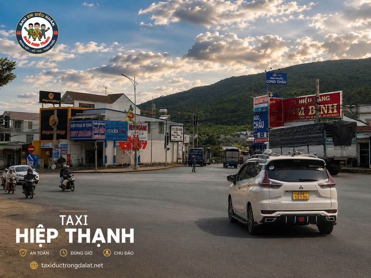 Taxi tại ngã tư Phi Nôm Đức Trọng Xe Taxi Hiệp Thạnh biển 49A-523.05 tại ngã tư Phi Nôm, điểm đội xe tập kết điều phối