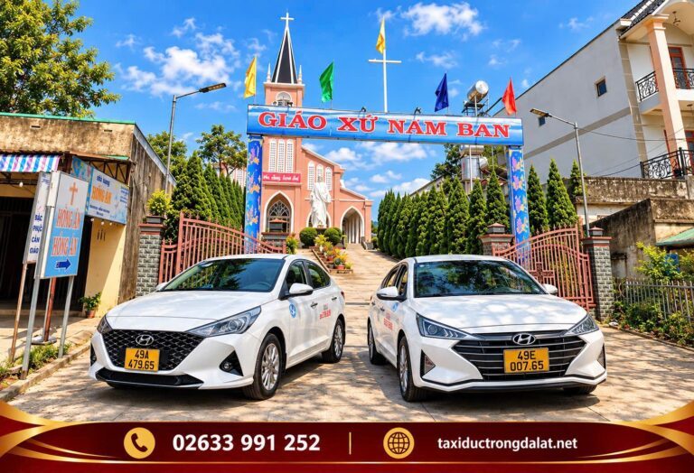 Xe taxi 4 chỗ Lâm Đồng Hai xe taxi 4 chỗ của Taxi Đức Trọng Đà Lạt trước cổng Giáo xứ Nam Ban, Lâm Hà