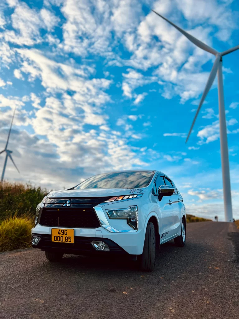 Taxi Lâm Đồng – Gọi 02633 991 252, Đón Khắp Tỉnh 24/7 Xe 7 chỗ Taxi Đức Trọng Đà Lạt dừng bên đường cạnh các trụ điện gió trên chuyến đi đường dài