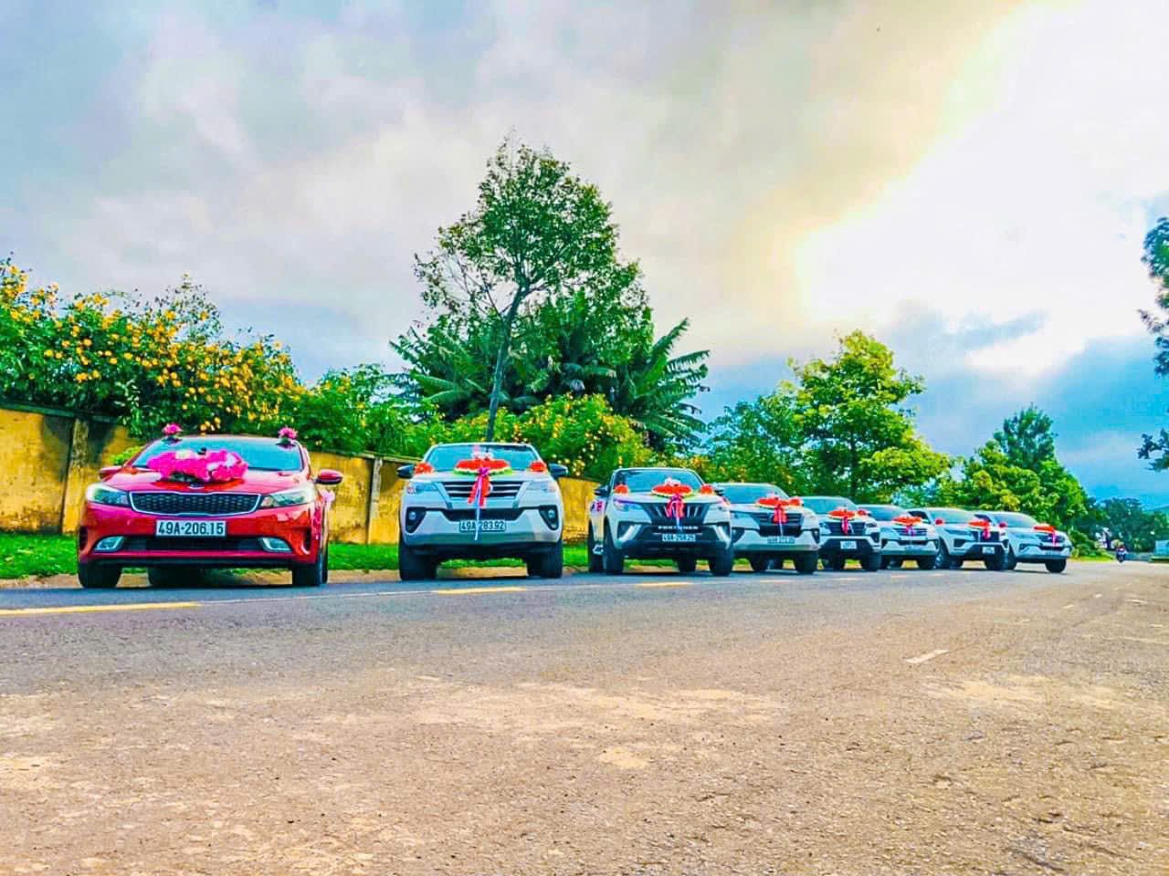 Taxi Lâm Đồng – Gọi 02633 991 252, Đón Khắp Tỉnh 24/7 Đoàn xe hoa cưới hỏi Taxi Đức Trọng Đà Lạt xếp hàng trước nhà hàng tại Liên Nghĩa Lâm Đồng